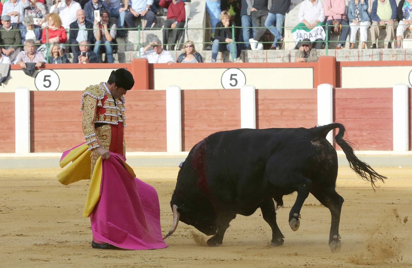 Fotos: El Fandi, Perera y De Justo en la cuarta corrida de la Feria de la Virgen de San Lorenzo de Valladolid