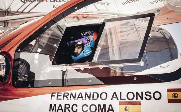 Fernando Alonso, al volante del coche. 
