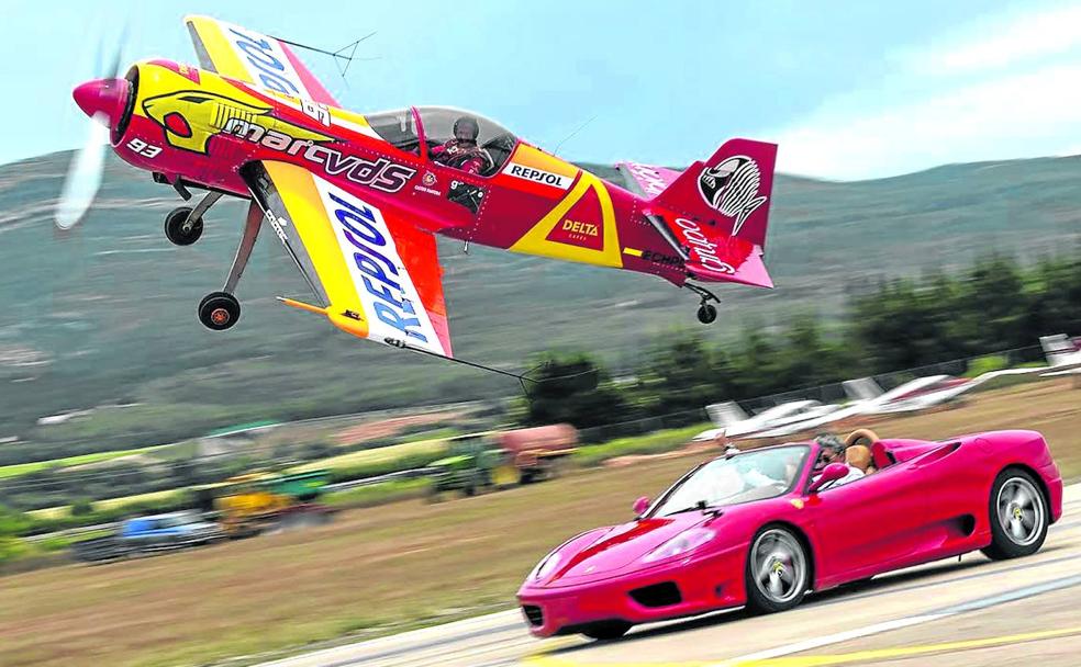 Cástor Fantoba despega con su avión. El Sukhoi 26 está construido con fibra de carbono, kevlar y titanio.