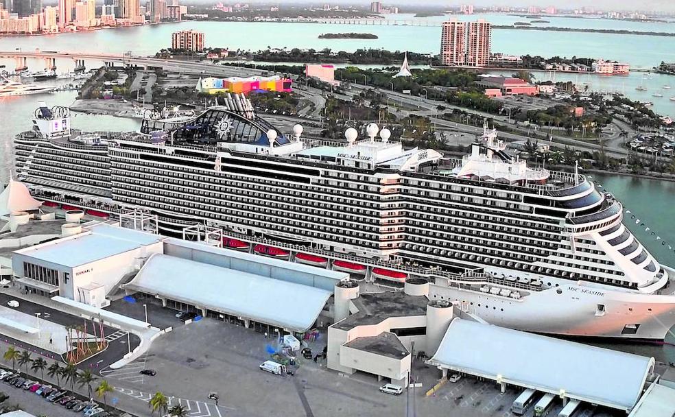 Imponente. El 'MSC Seaside', atracado en el puerto de Miami, listo para levar anclas e iniciar su singladura caribeña. 