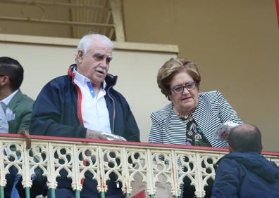 Imagen secundaria 1 - Arriba, la banda Municipal de Íscar. Abajo, a la izquierda, matrimonio Muñoz Sanz, de Casa Pedro; a la derecha, un aficionado ojea una publicidad.