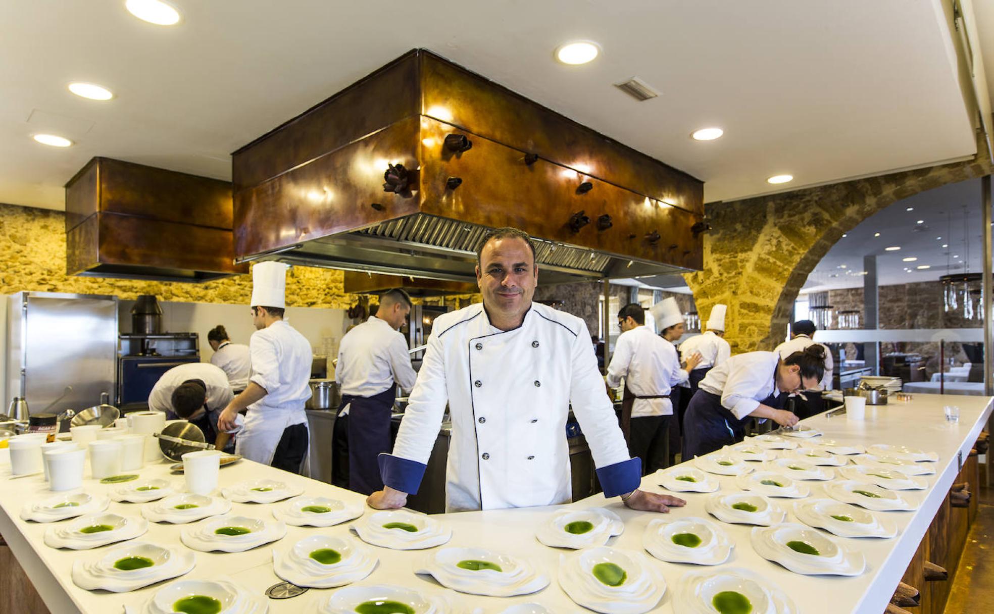 Ángel León, en la cocina de su restaurante Aponiente, en el Puerto de Santa María (Cádiz)...