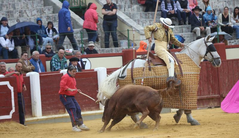Fotos: La cogida del monosabio en diez imágenes