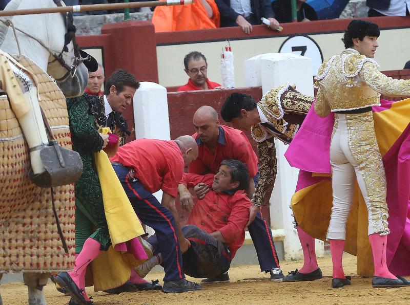 Fotos: La cogida del monosabio en diez imágenes