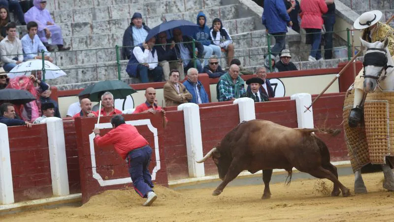 Fotos: El Cid, López Simón y Ginés Marín, en la quinta corrida de la Feria de la Virgen de San Lorenzo