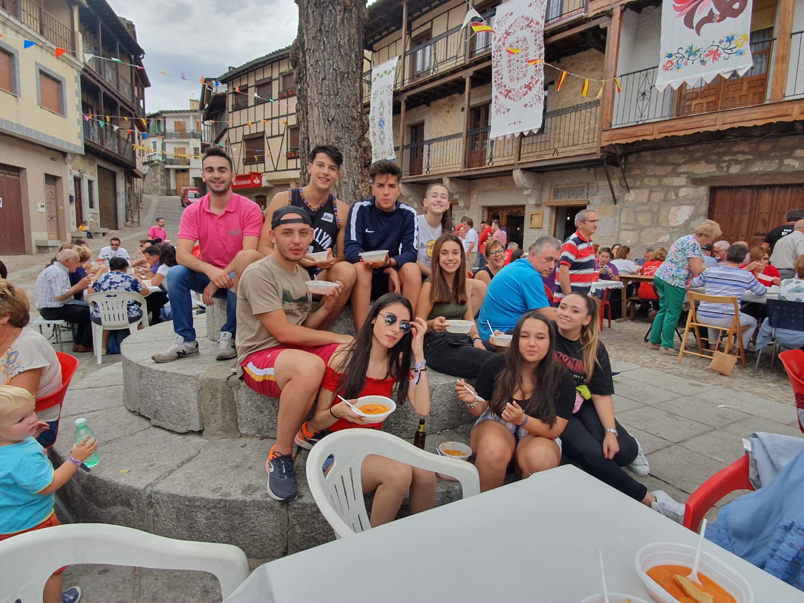 Fotos: Comida solidaria en San Esteban de la Sierra