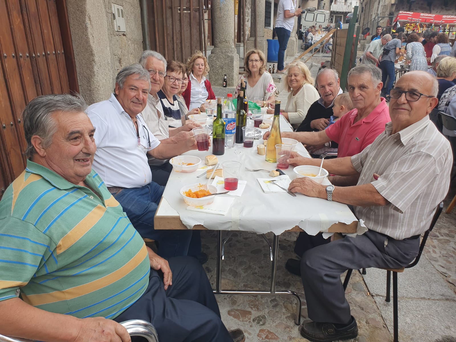 Fotos: Comida solidaria en San Esteban de la Sierra