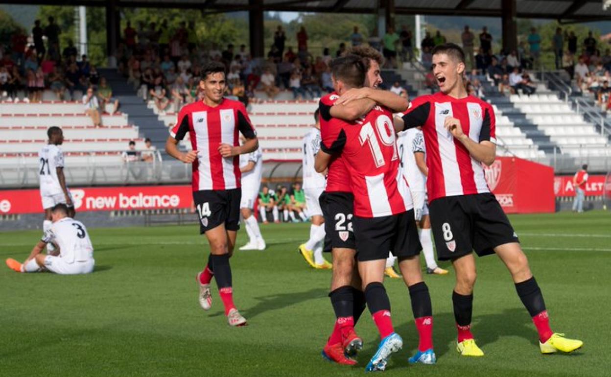 Los jugadores del Athletic B celebran uno de los goles ante el Salamanca CF. 
