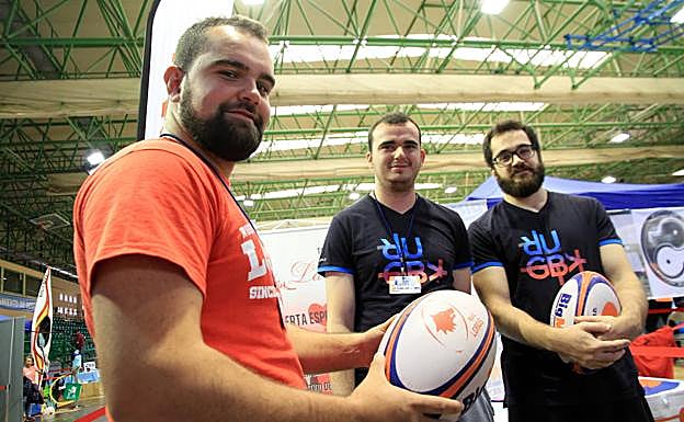 Varios jugadores del Rac Lobos, junto al puesto expositor del club. 