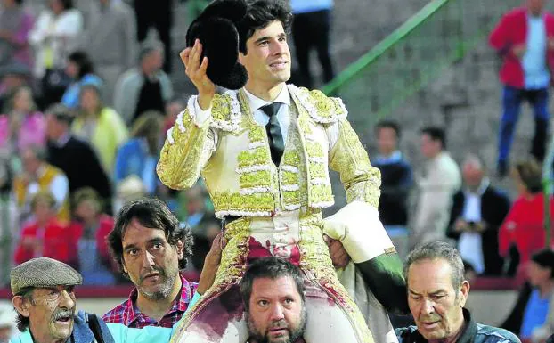 López Simón, en su salida a hombros tras cortar dos orejas.