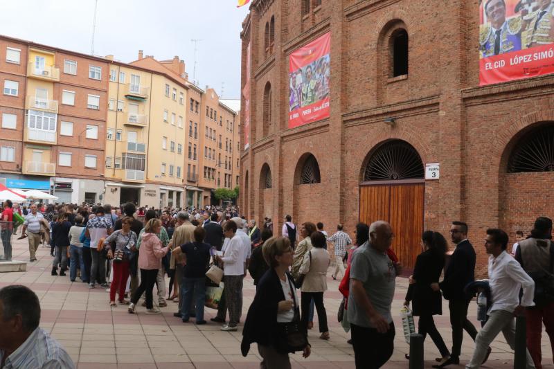 La corrida de rejones de este domingo en Valladolid no se va a aplazar, sino que queda cancelada de manera definitiva. Se podrá reclamar el dinero de la entrada hoy hasta las 21:00 horas, además de mañana lunes desde las 10:00 hasta las 14:00 horas y, por la tarde, de 18:00 a 21:00 horas.