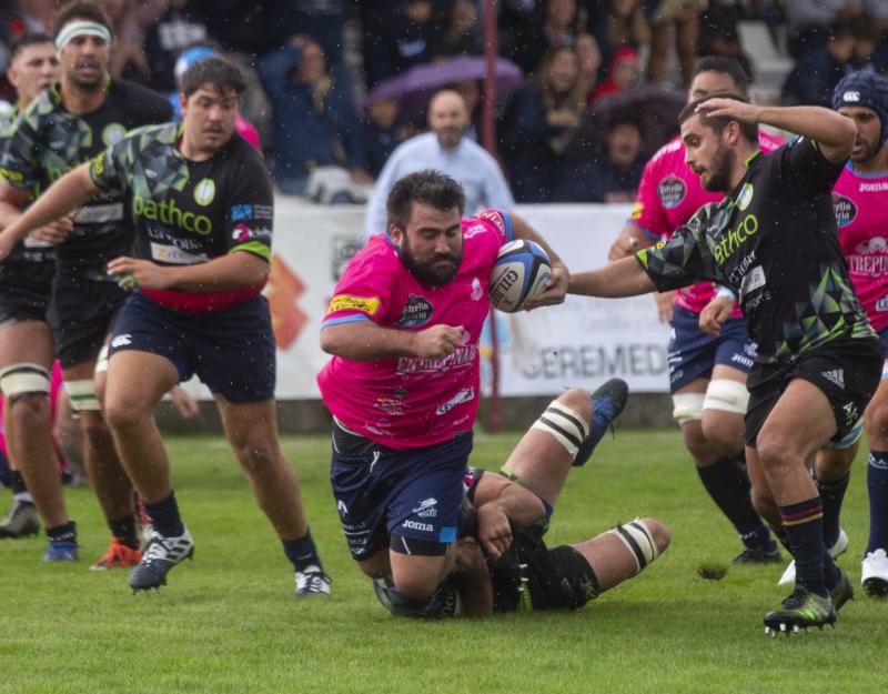 La División de Honor de Rugby en su edición LIII comenzó su primera jornada liguera con dos grandes sorpresas, las victorias de Complutense Cisneros sobre el Lexus alcobendas y de Barça Rubbi sobre el Silvestrom El Salvador. El vigente campeón, el VRAC Quesos Entrepinares, venció al Bathco pero no lo hizo con la suficiencia que podía se podía prever y sufrió hasta el final.