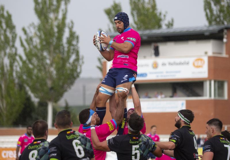 La División de Honor de Rugby en su edición LIII comenzó su primera jornada liguera con dos grandes sorpresas, las victorias de Complutense Cisneros sobre el Lexus alcobendas y de Barça Rubbi sobre el Silvestrom El Salvador. El vigente campeón, el VRAC Quesos Entrepinares, venció al Bathco pero no lo hizo con la suficiencia que podía se podía prever y sufrió hasta el final.