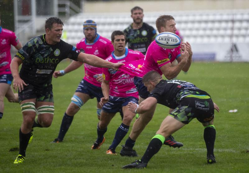 La División de Honor de Rugby en su edición LIII comenzó su primera jornada liguera con dos grandes sorpresas, las victorias de Complutense Cisneros sobre el Lexus alcobendas y de Barça Rubbi sobre el Silvestrom El Salvador. El vigente campeón, el VRAC Quesos Entrepinares, venció al Bathco pero no lo hizo con la suficiencia que podía se podía prever y sufrió hasta el final.