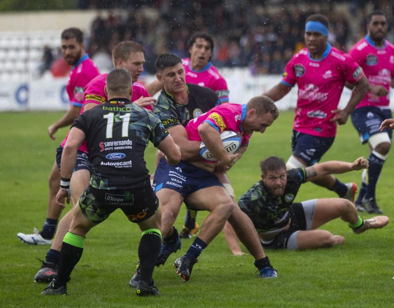 La División de Honor de Rugby en su edición LIII comenzó su primera jornada liguera con dos grandes sorpresas, las victorias de Complutense Cisneros sobre el Lexus alcobendas y de Barça Rubbi sobre el Silvestrom El Salvador. El vigente campeón, el VRAC Quesos Entrepinares, venció al Bathco pero no lo hizo con la suficiencia que podía se podía prever y sufrió hasta el final.