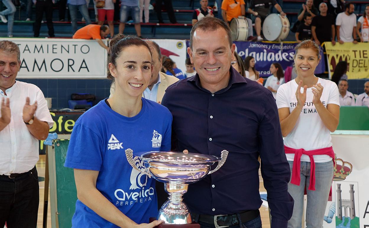 Silvia, con la copa de subcampeonas. 