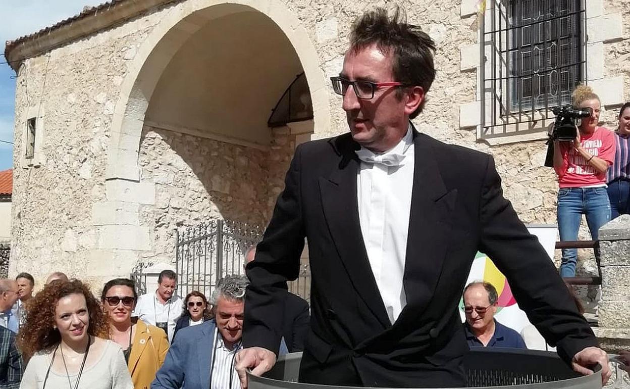 Javier Bermejo pisa la uva en la fiesta de Valtiendas. 
