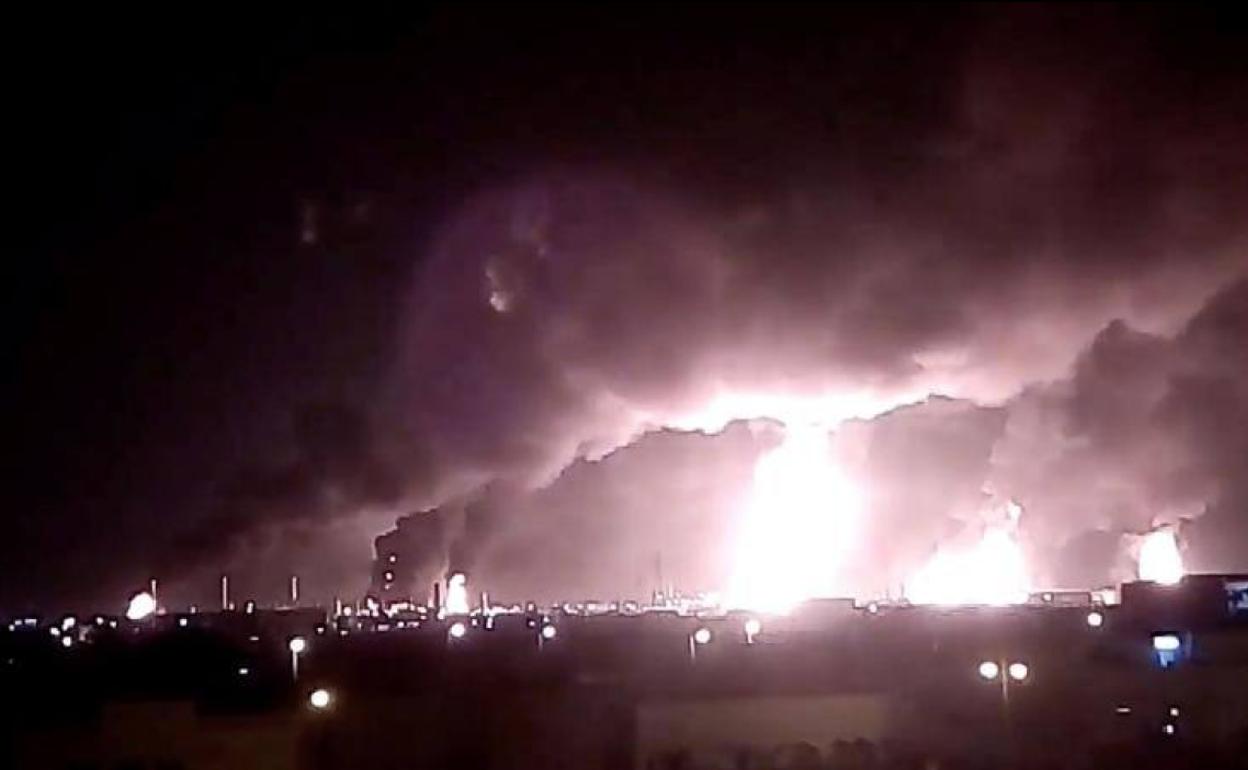 La planta petrolera saudí arde tras los ataques con drones.