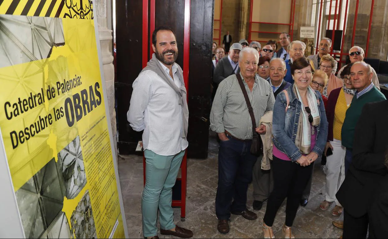 Un grupo de visitantes llegados desde Sevilla disfruta de la visita a la Catedral.