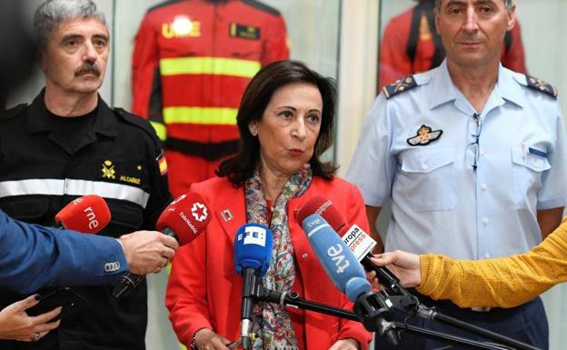 La ministra de Defensa, Margarita Robles, visita la base de la UME en Orihuela.