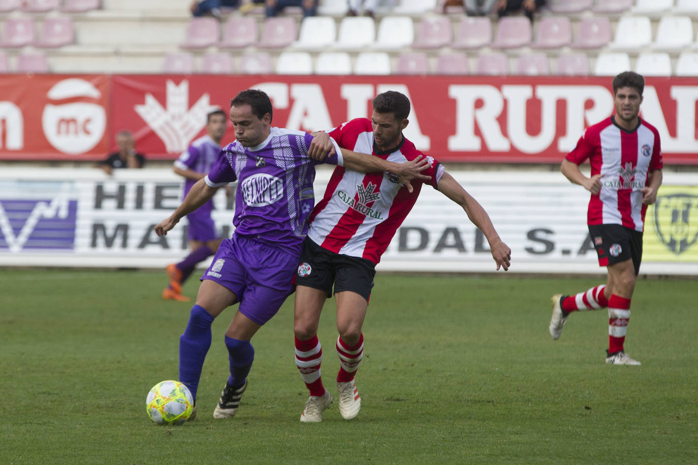 Melero defiende un balón frente a un rival del conjunto zamorano, en el partido de ayer en el Ruta de la Plata. 
