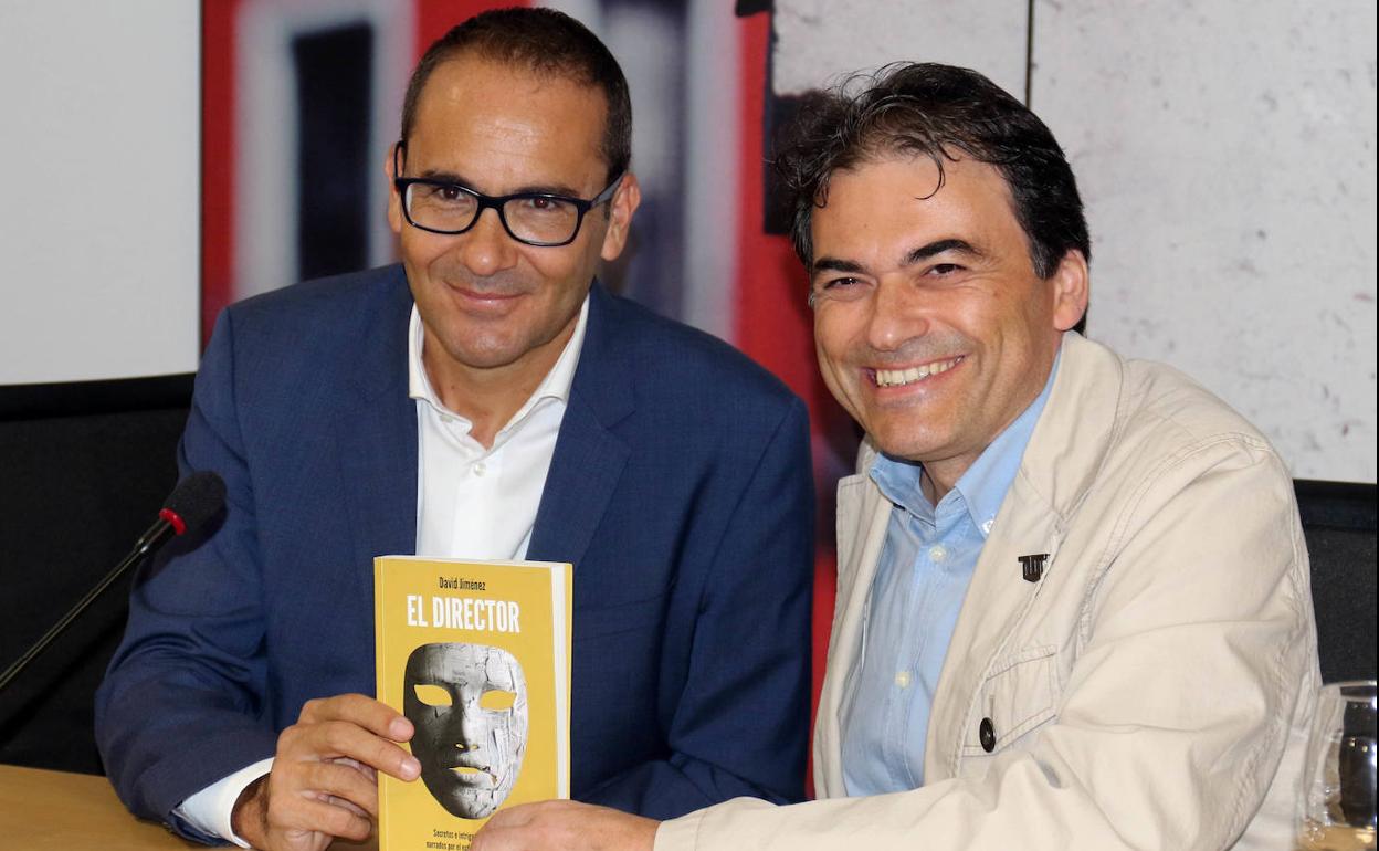 Pedro Ojeda (derecha) presenta el libro del periodista David Jiménez (izquierda).