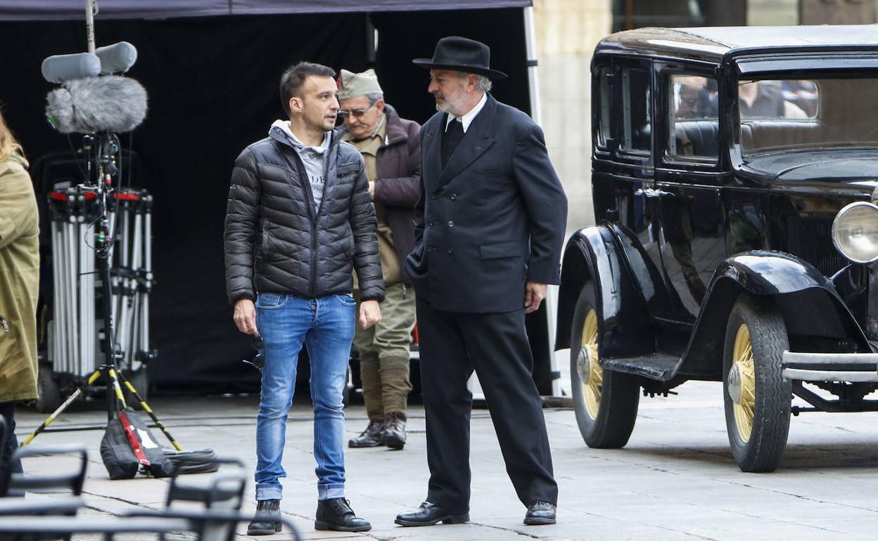 Amenábar conversa con Karra Elejalde caracterizado de Unamuno durante el rodaje de la película.
