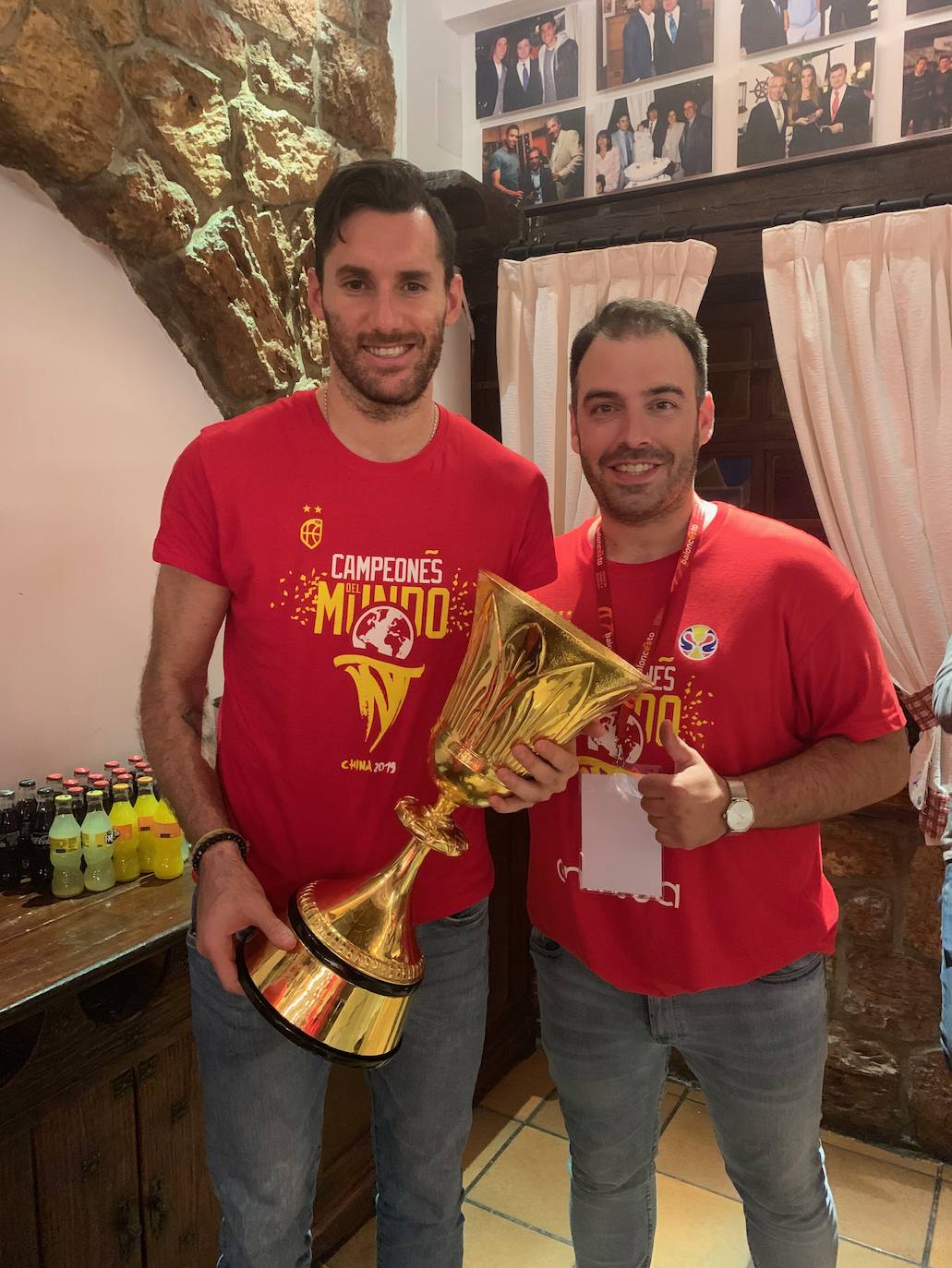 Rudy Fernández y Héctor Calderón con la Copa del Mundo. 