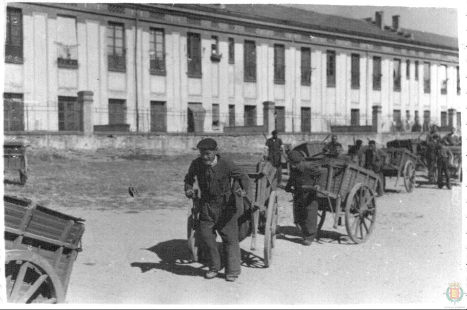 Trabajadores del servicio de limpieza con carros.