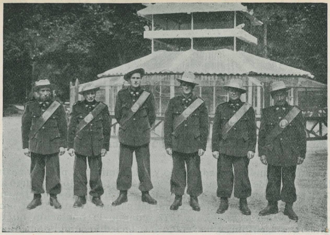 Grupo de agentes de las guardas de parque con uniforme del cuerpo especial para jardines del Campo Grande.