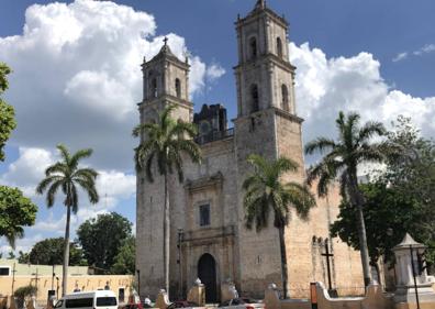 Imagen secundaria 1 - Un policía vigila el tráfico, la catedral de Valladolid (iglesia de San Servacio) y el escudo de la 'ciudad heroica'.