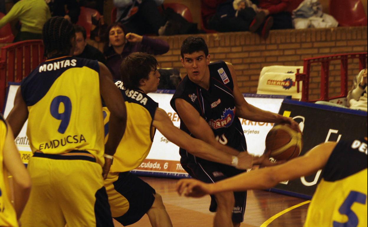 Juanpe trata de superar la defensa de un joven Rabaseda durante la temporada 2007-2008.