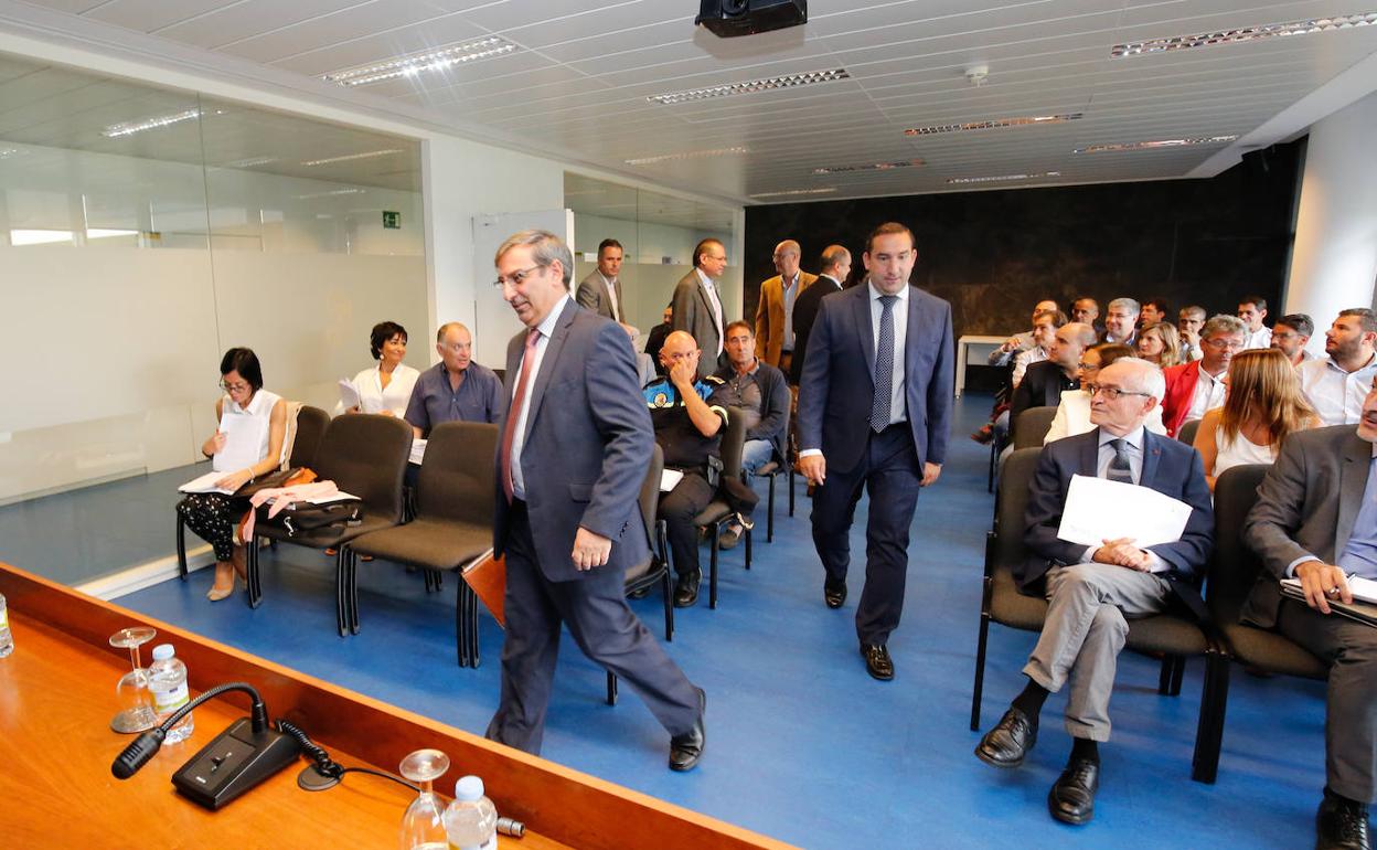 José Luis Sanz, a su llegada ayer a la reunión del Consejo Rector del Transporte Metropolitano. 