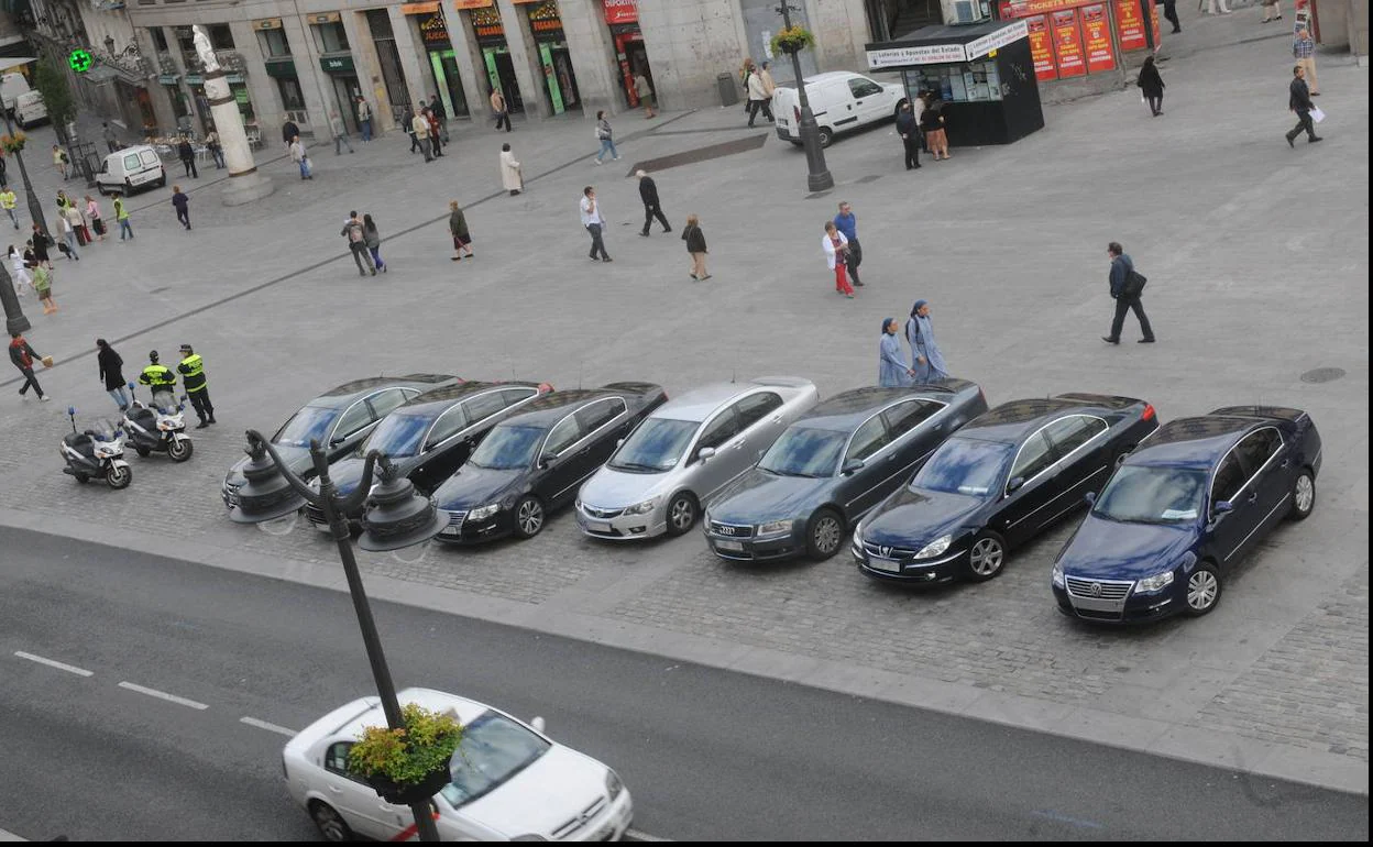 Coches aparcados junto al carril de la Puerta del Sol.