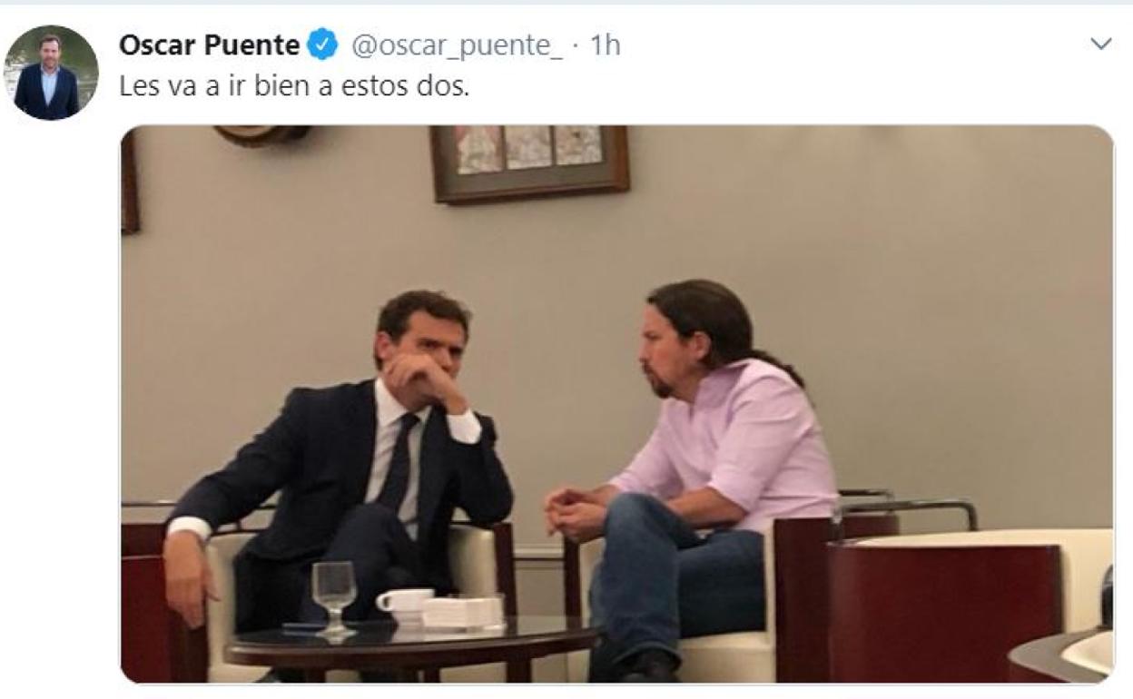 Tuit lanzado por Óscar Puente con la imagen de Rivera e Iglesias hablando en la cafetería del Congreso. 