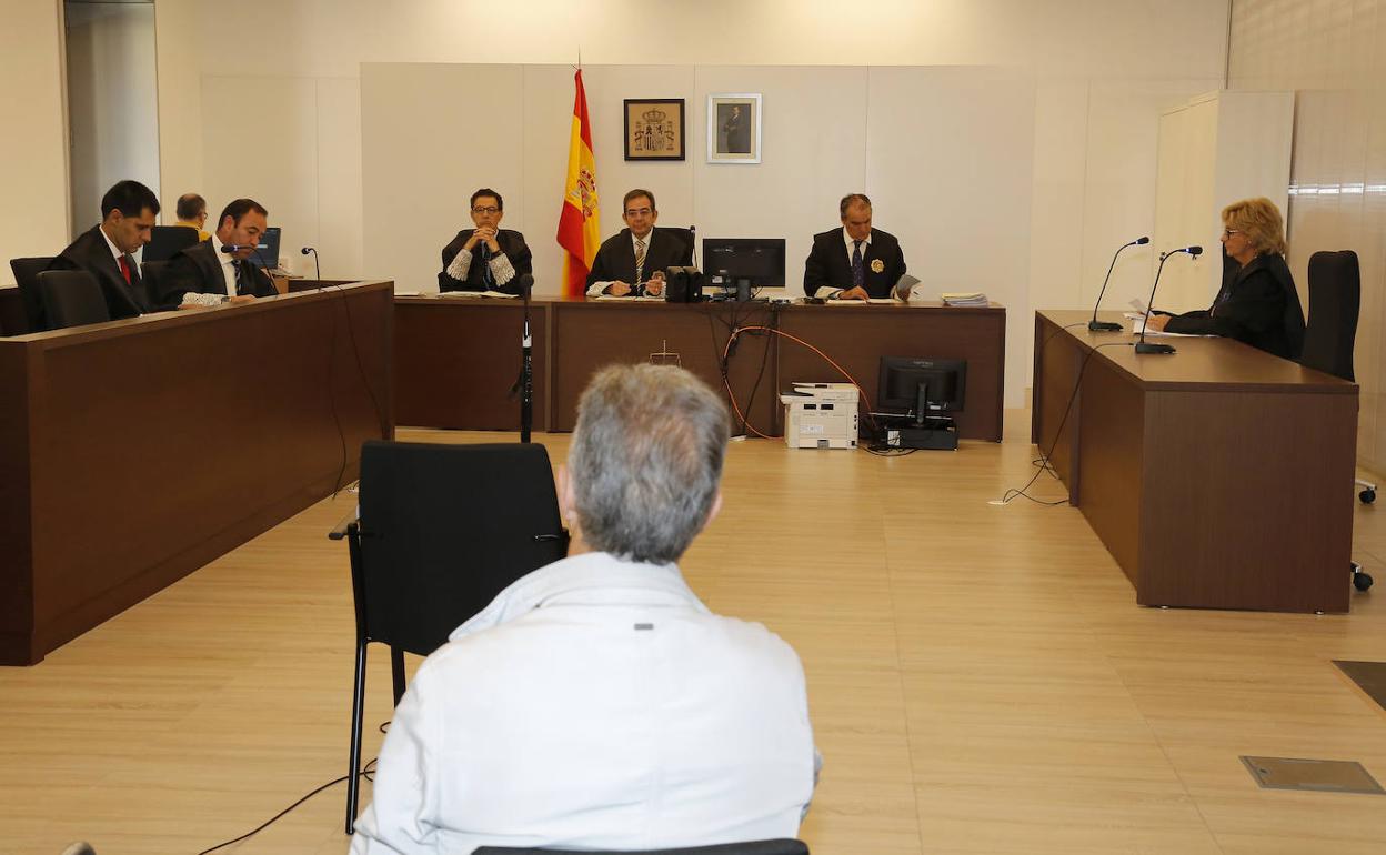 El exalcalde de Velilla Gonzalo Pérez, de espaldas, en la sala de vistas número 2 de la Audiencia Provincial de Palencia.
