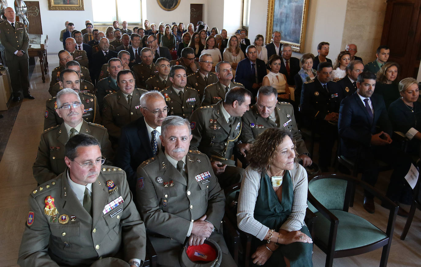 El nuevo director del archivo junto a su equipo. FOTO EL NORTE