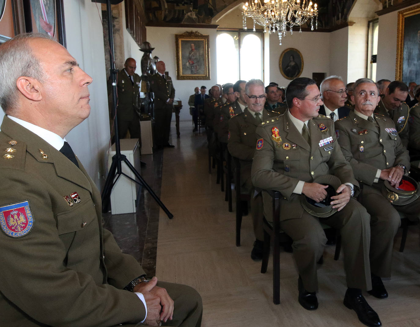 El nuevo director del archivo junto a su equipo. FOTO EL NORTE