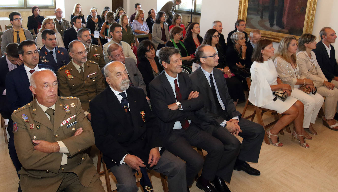 El nuevo director del archivo junto a su equipo. FOTO EL NORTE