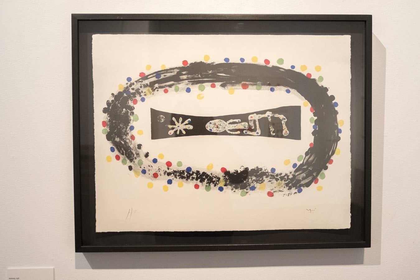 El centenario del nacimiento de Joan Brosa (1919-1998) enmarca la muestra que reúne 69 grabados, litografías y serigrafías de este artista y de Joan Miró (1893-1983), a modo de discurso explorativo de la relación personal y artística que entre ambos trabaron a partir de 1941