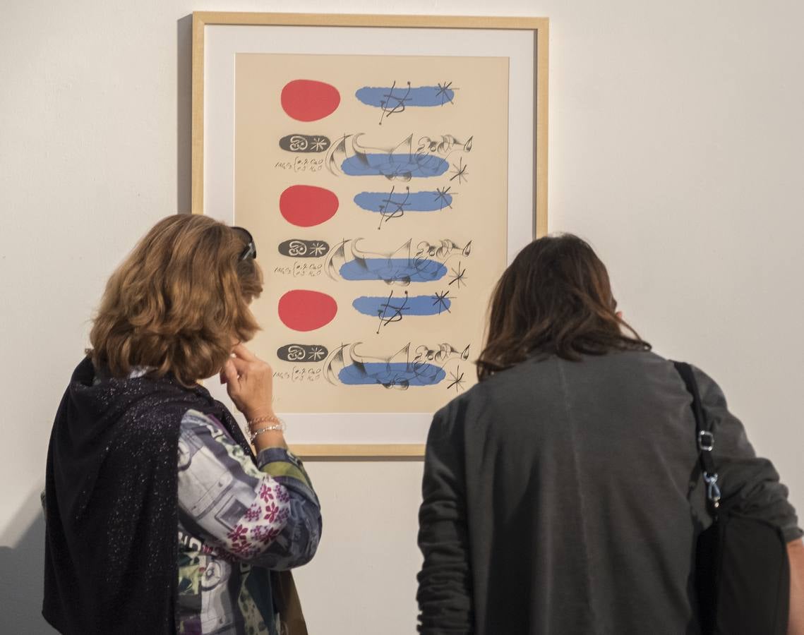 El centenario del nacimiento de Joan Brosa (1919-1998) enmarca la muestra que reúne 69 grabados, litografías y serigrafías de este artista y de Joan Miró (1893-1983), a modo de discurso explorativo de la relación personal y artística que entre ambos trabaron a partir de 1941