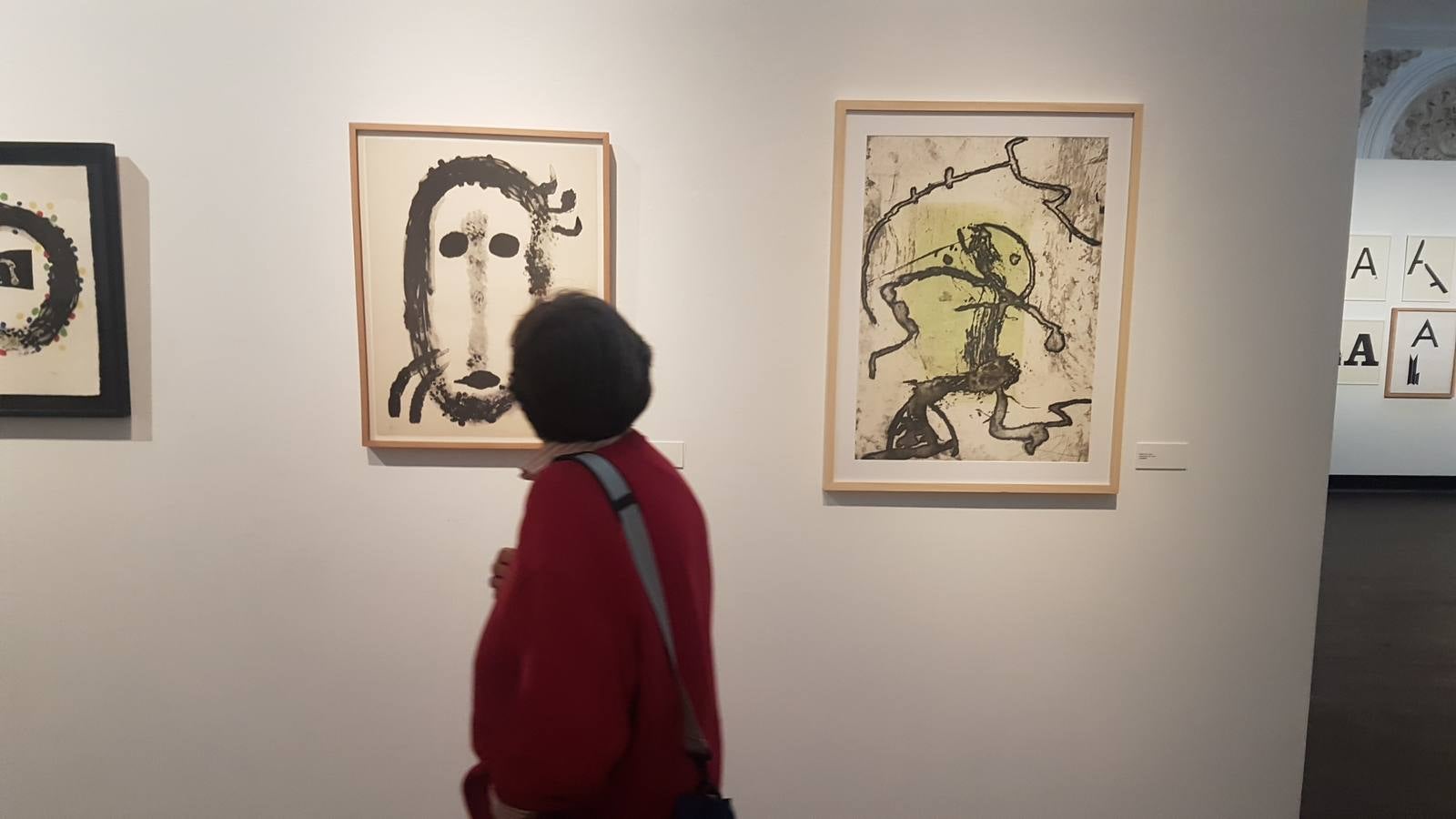 El centenario del nacimiento de Joan Brosa (1919-1998) enmarca la muestra que reúne 69 grabados, litografías y serigrafías de este artista y de Joan Miró (1893-1983), a modo de discurso explorativo de la relación personal y artística que entre ambos trabaron a partir de 1941