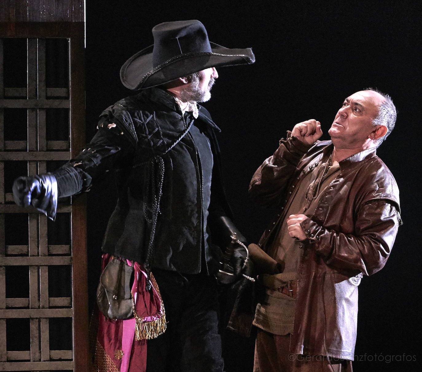 Arturo Querejeta, a la derecha en el papel de Tello, junto a Daniel Albadalejo, en una escena de 'El caballero de Olmedo'.