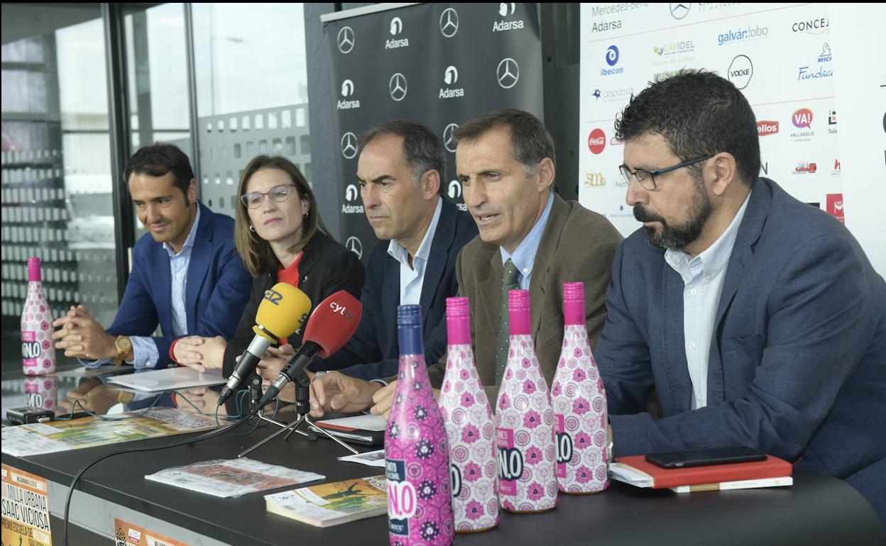 Roberto Sanz, Maria Perrino, Javier Morán, Isaac Viciosa y Alberto Bustos, en la presentación en las instalaciones de Adarsa Mercedes Benz.
