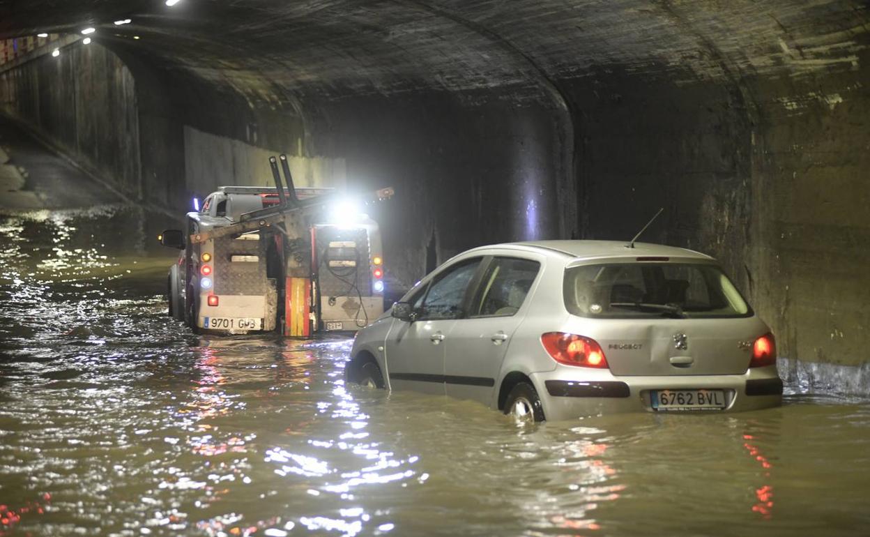 Imágenes de dos coches sumergidos en las riadas producidas por la tormenta en Valladolid.