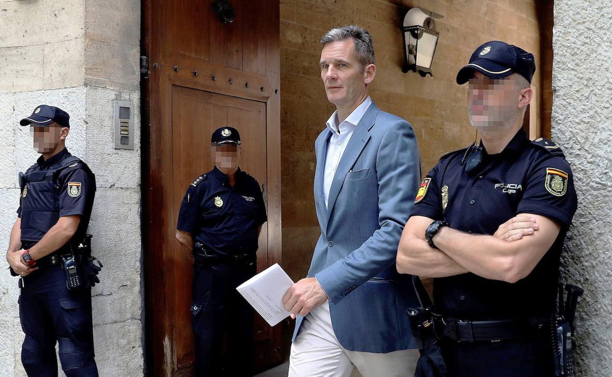 Urdangarin llega a la Audiencia de Palma para recibir la orden de prisión.