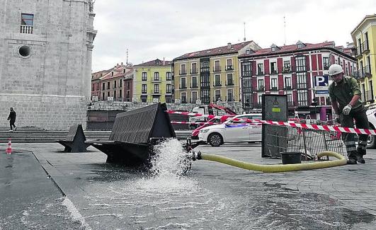 Los operarios sacan el agua del transformador inundado en la plaza de Portugalete.