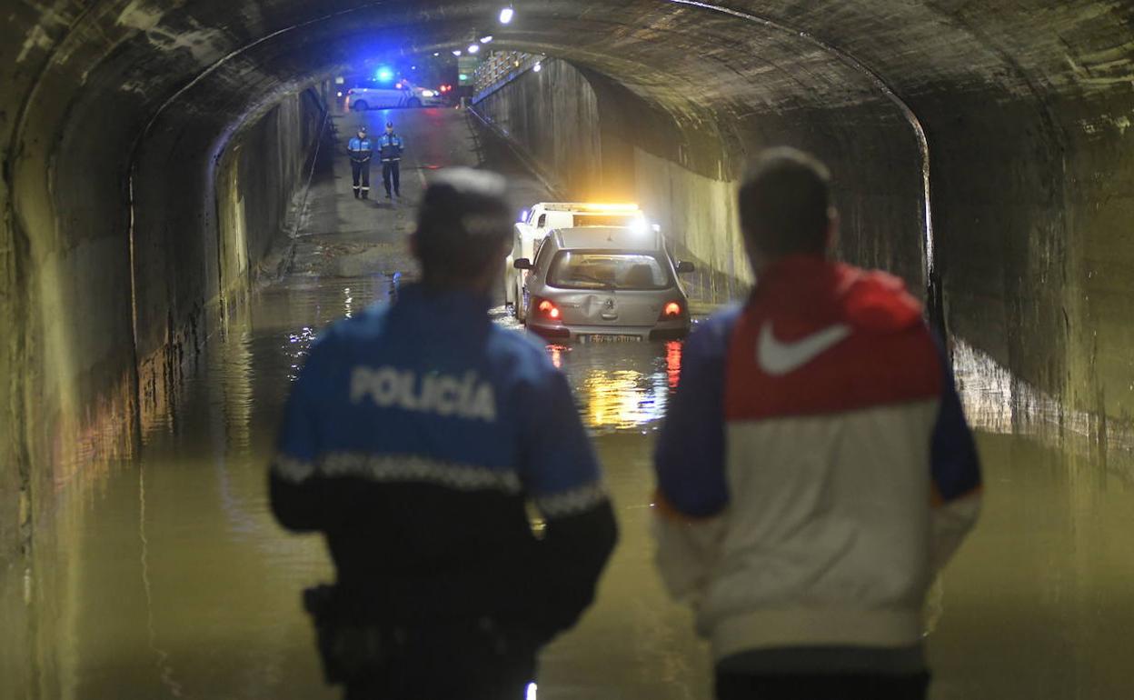 La grúa rescata el vehículo que quedó atrapado en el túnel de Labradores.