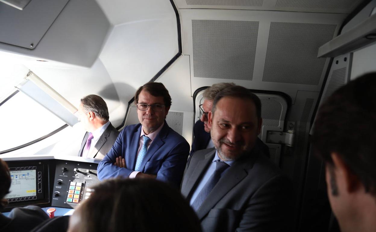 El ministro de Fomento en funciones, José Luis Ábalos, recorre el tramo Zamora-Pedralba de la Pradería de la Línea de Alta Velocidad Madrid-Galicia a bordo de un tren de pruebas para supervisar el estado de la nueva infraestructura. El presidente de la Junta de Castilla y León, Alfonso Fernández, participa en el viaje. 