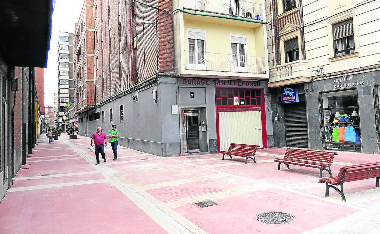 Tramo peatonalizado entre San Ildefonso y Juan de Juni. Arriba, antes de la obra.